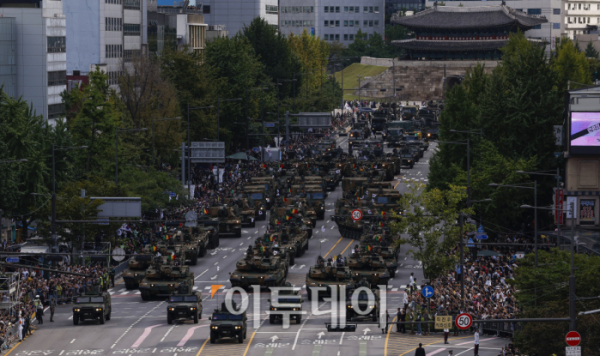 ▲건군 76주년 국군의날인 1일 서울 중구 덕수궁 일대에서 기갑 장비들이 시가행진을 하고 있다. 조현호 기자 hyunho@