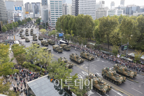 ▲건군 76주년 국군의날인 1일 서울 중구 덕수궁 일대에서 기갑 장비들이 시가행진을 하고 있다. 조현호 기자 hyunho@