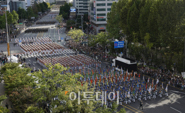 ▲건군 76주년 국군의날인 1일 서울 중구 덕수궁 일대에서 도보부대가 시가행진을 하고 있다. 조현호 기자 hyunho@