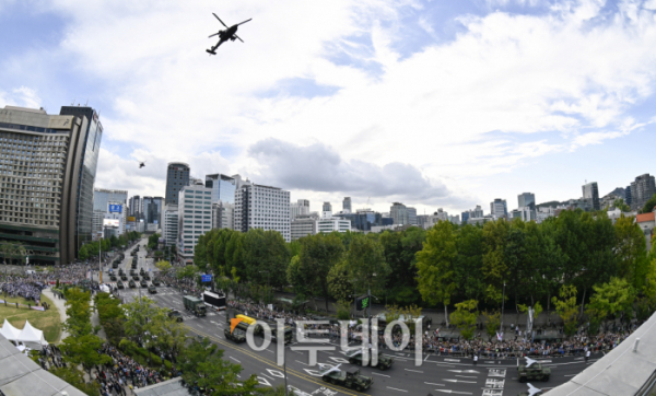 ▲건군 76주년 국군의날인 1일 서울 중구 덕수궁 일대에서 기갑 장비들이 시가행진을 하고 있다. 조현호 기자 hyunho@