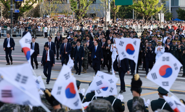 ▲윤석열 대통령이 1일 서울 광화문 일대에서 열린 국군의날 시가행진에서 국민들과 함께 광화문 월대를 향해 행진하며 인사하고 있다.  (연합뉴스)