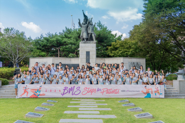 ▲한국BMS제약 임직원들이 ‘세계 환자 주간(Global Patient Week)’을 맞아, 지난달 30일 서울 서대문구 안산자락길에서 암환자 후원을 위한 걷기 행사 ‘2024 BMS Steps for Patients’를 진행하고 기념 사진을 촬영 중이다. (사진제공=한국BMS제약)