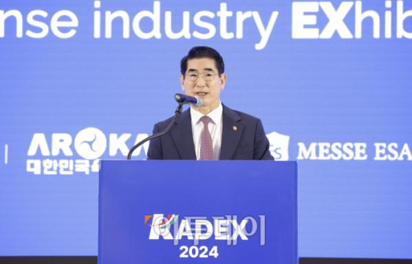 ▲김용현 국방부 장관이 2일 충남 계룡시 계룡대에서 열린 KADEX 2024(대한민국 국제방위산업 전시회) 개막식에서 축사를 하고 있다. 이날부터 6일까지 진행하는 KADEX 2024는 2~4일은 비즈니스데이, 5~6일을 일반 관람이 가능하다. 전시는 365개 업체가 참여해 1432개 부스로 꾸며져 외국 14개국 21개 업체와 한화에어로스페이스, 현대로템, LIG넥스원 등이 참여했다. 조현호 기자 hyunho@