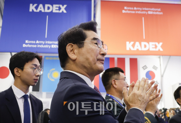 ▲김용현 국방부 장관이 2일 충남 계룡시 계룡대에서 열린 KADEX 2024(대한민국 국제방위산업 전시회) 개막식에서 박수를 치고 있다. 이날부터 6일까지 진행하는 KADEX 2024는 2~4일은 비즈니스데이, 5~6일을 일반 관람이 가능하다. 전시는 365개 업체가 참여해 1432개 부스로 꾸며져 외국 14개국 21개 업체와 한화에어로스페이스, 현대로템, LIG넥스원 등이 참여했다. 조현호 기자 hyunho@