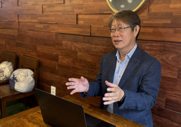 ▲김진오 한국로봇산업협회 회장이 이투데이와 인터뷰를 하고 있다. (이동욱 기자 toto@)