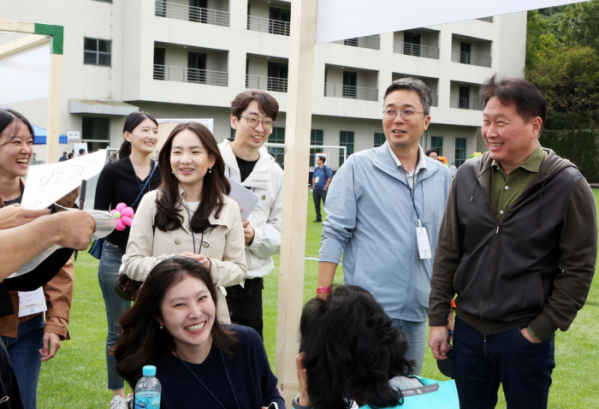 ▲한국고등교육재단 이사장인 최태원 SK 회장이 3일 경기 이천시 SK텔레콤 인재개발원에서 진행된 한국고등교육재단의 홈커밍데이에 참석했다. (사진제공=SK)