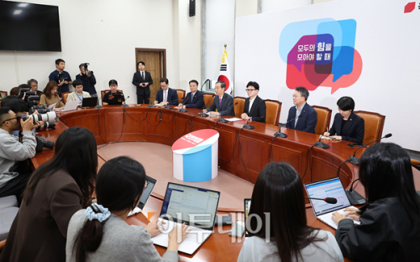 ▲한덕수 국무총리가 3일 서울 여의도 국회에서 한동훈 국민의힘 대표를 예방하고 있다. 고이란 기자 photoeran@