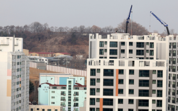 ▲김포공항 주변의 고도제한을 어겨 입주 지연 사태를 일으킨 양우건설이 아파트 재시공에 착수한 가운데 2일 경기 김포 고촌 양우내안애 아파트 옥상에서 공사가 진행 중이다. 시공사는 철근콘크리트 구조인 옥탑을 재설치하고 옥상 난간의 구조물을 교체하는 등 8개동 중 7개 동의 높이 63~69cm를 줄이는 작업을 진행할 예정이다. 고이란 기자 photoeran@ (이투데이DB)