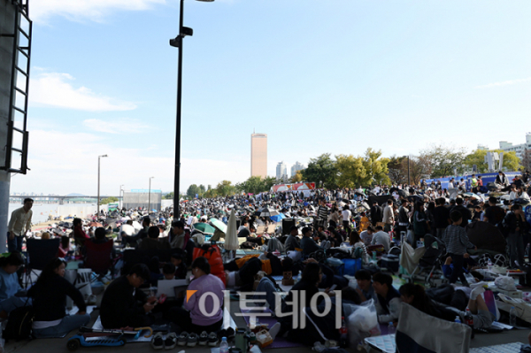 ▲5일 서울 여의도 한강공원에서 열리는 서울세계불꽃축제 2024를 앞두고 행사장을 중심으로 인파가 몰려있다. 고이란 기자 photoeran@