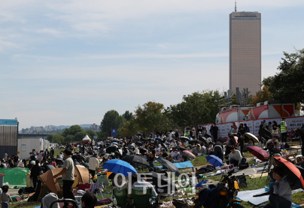 ▲5일 서울 여의도 한강공원에서 열리는 서울세계불꽃축제 2024를 앞두고 행사장을 중심으로 인파가 몰려있다. 고이란 기자 photoeran@