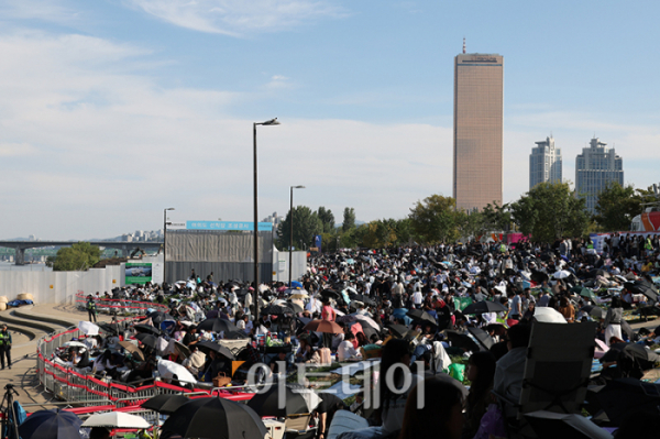 ▲5일 서울 여의도 한강공원에서 열리는 서울세계불꽃축제 2024를 앞두고 행사장을 중심으로 인파가 몰려있다. 고이란 기자 photoeran@