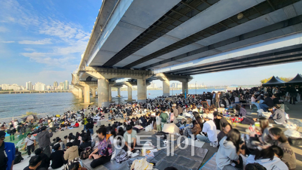 ▲5일 서울 여의도 한강공원에서 열리는 서울세계불꽃축제 2024를 앞두고 행사장을 중심으로 인파가 몰려있다. 고이란 기자 photoeran@