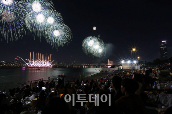 ▲서울세계불꽃축제 2024가 5일 서울 여의도 한강공원에서 열린 가운데 불꽃이 밤하늘을 환하게 물들이고 있다. 고이란 기자 photoeran@