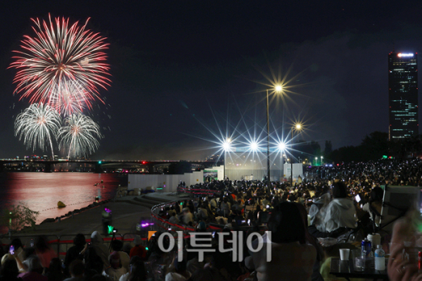 ▲서울세계불꽃축제 2024가 5일 서울 여의도 한강공원에서 열린 가운데 불꽃이 밤하늘을 환하게 물들이고 있다. 고이란 기자 photoeran@