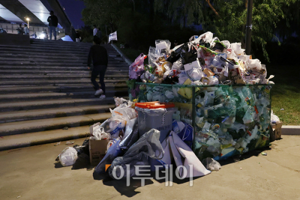 ▲서울세계불꽃축제 2024가 5일 서울 여의도 한강공원에서 열린 가운데 행사가 끝나자 쓰레기가 쌓여있다. 고이란 기자 photoeran@