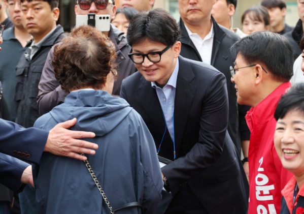 ▲한동훈 국민의힘 대표가 6일 오전 부산 금정구 남산성당 앞에서 신도들과 인사하며 윤일현 금정구청장 보궐선거 후보 지지를 호소하고 있다. (연합뉴스)