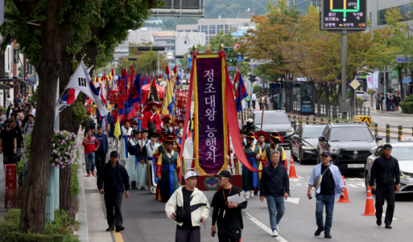 ▲6일 서울 용산역 인근에서 ‘2024년 정조대왕 능행차’ 공동재현 행사가 열리고 있다. 정조대왕 능행차 재현행사는 을묘년(1795년) 정조대왕이 어머니 혜경궁 홍씨의 회갑연과 아버지 사도세자의 묘소 참배를 위해 행했던 대규모 행차를 서울시와 경기 수원시, 화성시가 협력해 재현한 행사로 경복궁에서 수원화성을 거쳐 융릉까지 37.4㎞ 구간에서 진행됐다. 신태현 기자 holjjak@