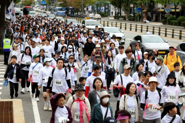 ▲6일 서울 용산역 인근에서 열린 ‘2024년 정조대왕 능행차’ 공동재현 행사에서 시민들이 행차를 따라 효행 순례길 걷기를 하고있다. 정조대왕 능행차 재현행사는 을묘년(1795년) 정조대왕이 어머니 혜경궁 홍씨의 회갑연과 아버지 사도세자의 묘소 참배를 위해 행했던 대규모 행차를 서울시와 경기 수원시, 화성시가 협력해 재현한 행사로 경복궁에서 수원화성을 거쳐 융릉까지 37.4㎞ 구간에서 진행됐다. 신태현 기자 holjjak@