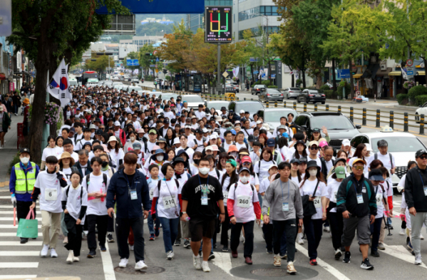 ▲6일 서울 용산역 인근에서 열린 ‘2024년 정조대왕 능행차’ 공동재현 행사에서 시민들이 행차를 따라 효행 순례길 걷기를 하고있다. 정조대왕 능행차 재현행사는 을묘년(1795년) 정조대왕이 어머니 혜경궁 홍씨의 회갑연과 아버지 사도세자의 묘소 참배를 위해 행했던 대규모 행차를 서울시와 경기 수원시, 화성시가 협력해 재현한 행사로 경복궁에서 수원화성을 거쳐 융릉까지 37.4㎞ 구간에서 진행됐다. 신태현 기자 holjjak@