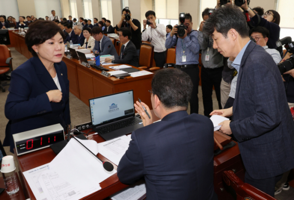 ▲7일 오전 서울 여의도 국회에서 열린 행정안전위원회의 행정안전부 등에 대한 국정감사에서 신정훈(가운데) 위원장이 조은희(왼쪽) 국민의힘, 윤건영 더불어민주당 간사와 논의하고 있다.  2024.10.07.  (뉴시스)