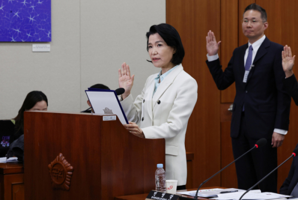 ▲이진숙 방송통신위원장이 7일 서울 여의도 국회에서 열린 과학기술정보방송통신위원회 국정감사에서 증인 선서를 하고 있다. 신태현 기자 holjjak@