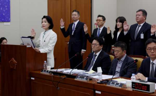 ▲이진숙(왼쪽) 방송통신위원장 등이 7일 서울 여의도 국회에서 열린 과학기술정보방송통신위원회 국정감사에서 증인 선서를 하고 있다. 신태현 기자 holjjak@