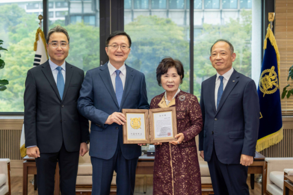 ▲한국콜마가 7일 서울대 인문대학 발전기금을 기부하는 행사를 갖고 기념사진을 촬영하고 있다. 오른쪽부터 최현규 한국콜마 대표이사, 김성애 여사, 유홍림 서울대 총장, 허현행 한국콜마 부사장 (사진제공=한국콜마)