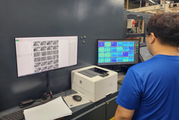 ▲넥센타이어 직원들이 AI 제품 검사 자동화 플랫폼을 이용해 제품의 결함 유무를 판정하고 있다. (사진제공=넥센타이어)