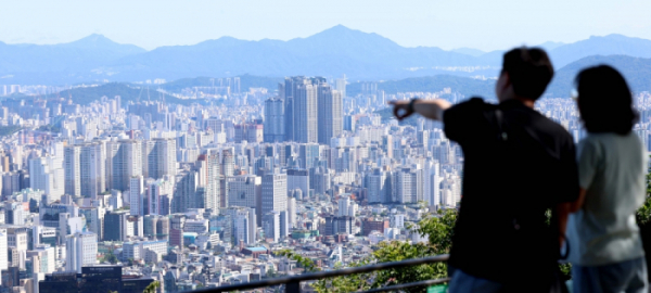 ▲서울 집값이 천정부지로 올랐다. 서울 아파트 전세가로 인천과 경기에선 내 집 마련이 가능한 수준이다. 신태현 기자 holjjak@ (이투데이DB)