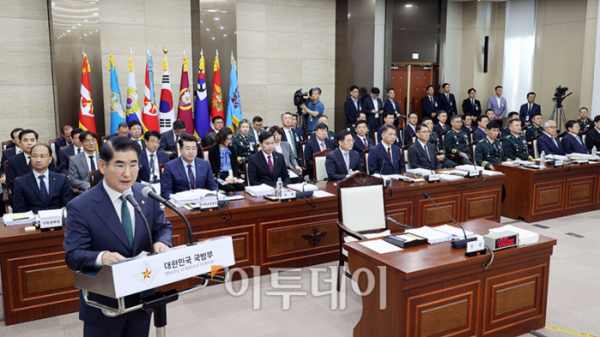 ▲김용현 국방부 장관이 8일 서울 용산구 국방부에서 열린 국정감사에서 업무보고를 하고 있다. 국회사진취재단