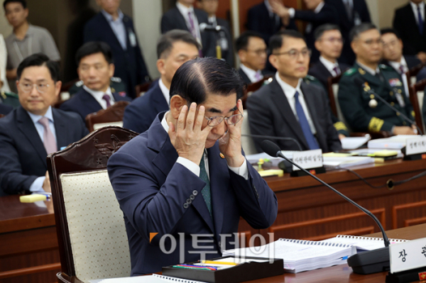 ▲김용현 국방부 장관이 8일 서울 용산구 국방부에서 열린 국정감사에서 얼굴을 만지고 있다. 국회사진취재단