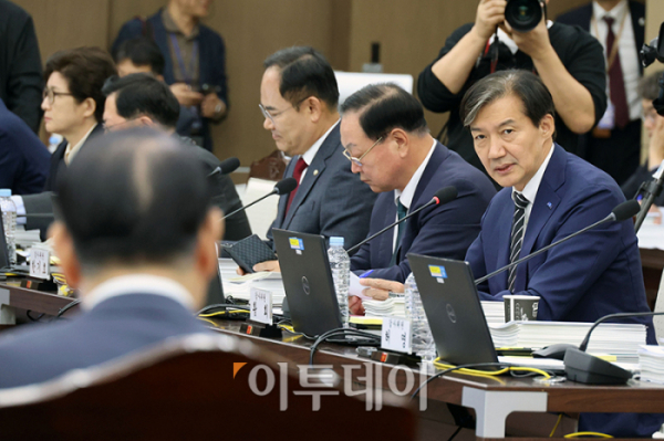 ▲조국 조국혁신당 대표가 8일 서울 용산구 국방부에서 열린 국정감사에서 김용현 국방부 장관에게 질의하고 있다. 국회사진취재단