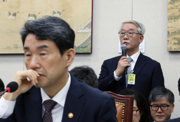 ▲안덕선 한국의학교육평가원장이 8일 서울 여의도 국회에서 열린 교육위원회의 교육부 등 8개 기관 국정감사에서 증인 자격으로 출석해 의원 질의에 답하고 있다. 왼쪽은 이주호 사회부총리 겸 교육부 장관. (뉴시스)