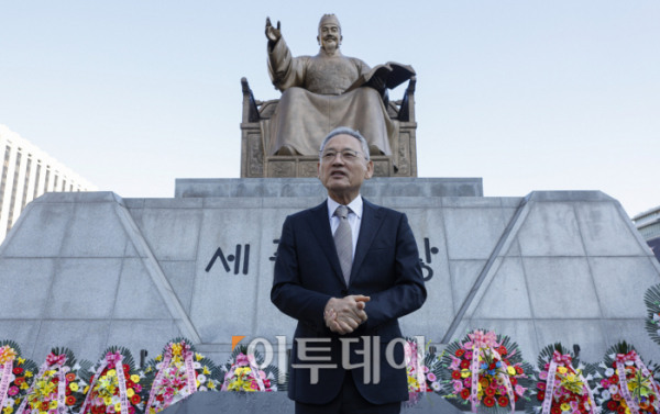 ▲유인촌 문화체육관광부 장관이 9일 서울 종로구 광화문광장 세종대왕 동상 앞에서 열린 세종대왕께 꽃 바치기 행사에서 인사말을 하고 있다. 이날 행사에는 유 장관과 김주원 한글학회장, 최홍식 세종대왕기념사업회장 등 25명이 참석했다. 조현호 기자 hyunho@