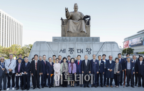 ▲유인촌(앞줄 오른쪽 일곱 번째) 문화체육관광부 장관 등 참석자들이 9일 서울 종로구 광화문광장 세종대왕 동상 앞에서 열린 세종대왕께 꽃 바치기 행사에서 기념촬영을 하고 있다. 이날 행사에는 유 장관과 김주원 한글학회장, 최홍식 세종대왕기념사업회장 등 25명이 참석했다. 조현호 기자 hyunho@