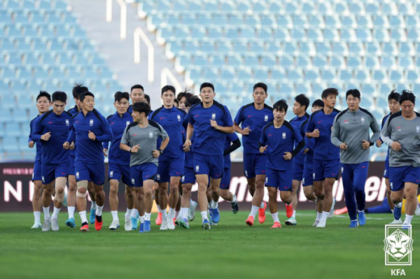 ▲9일(현지시간) 요르단 암만인터내셔널스타디움에서 2026 FIFA 북중미 월드컵 아시아 3차 예선 요르단과 경기를 하루 앞둔 한국 축구대표팀이 공식 훈련을 하고 있다.  (사진제공=대한축구협회)