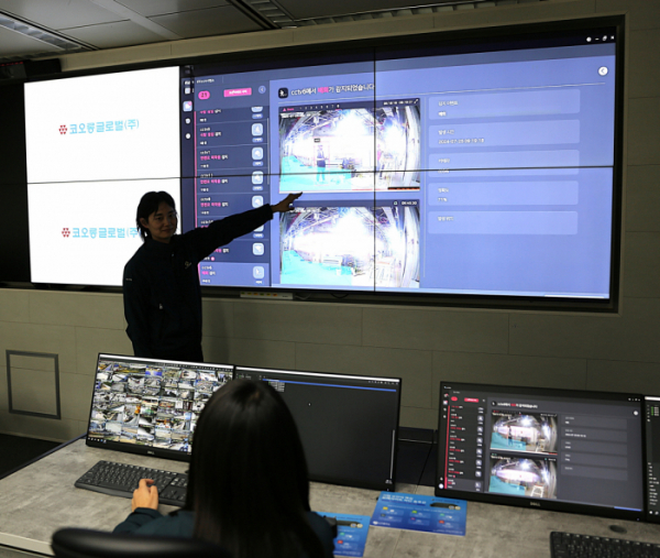 ▲코오롱베니트가 국내 대표 AI 반도체(NPU) 기업 리벨리온과 함께 ‘비전AI(Vision AI)’ 기술 고도화 실증 프로젝트에 착수한다고 10일 밝혔다. 코오롱글로벌 직원이 과천 코오롱타워에 위치한 통합관제센터에서 코오롱베니트 ‘비전AI’ 실증 프로젝트를 수행하고 있다. (사진제공=코오롱베니트)