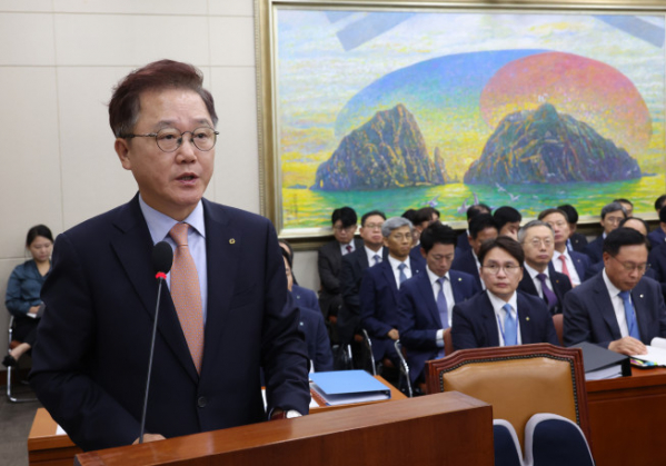 ▲강석훈 산업은행 회장이 10일 국회에서 열린 정무위원회의 금융위원회 등에 대한 국정감사에서 업무보고를 하고 있다.  (연합뉴스 )