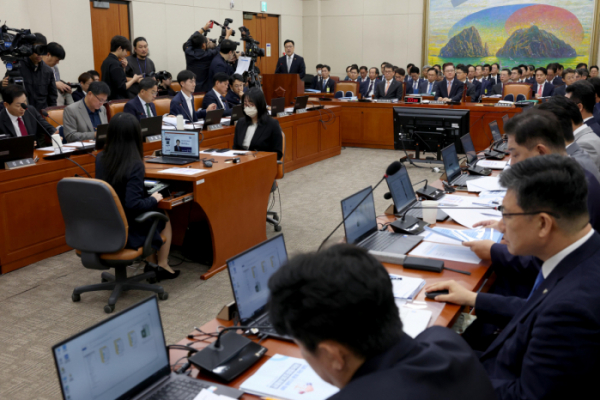 ▲김병환 금융위원장이 10일 서울 여의도 국회에서 열린 정무위원회의 금융위원회 등에 대한 국정감사에서 업무보고를 하고있다. 신태현 기자 holjjak@