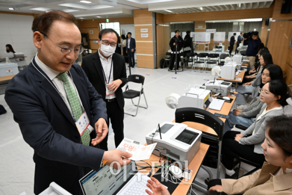 ▲김정중 서울시선거관리위원장이 서울시교육감 보궐선거 사전투표를 하루 앞둔 10일 서울 서초구 서초1동 주민센터에 마련된 사전투표소에서 투표 설비를 점검하고 있다. 조현호 기자 hyunho@