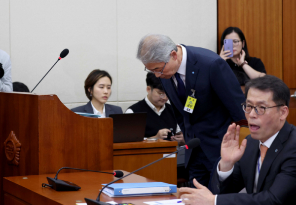 ▲임종룡 우리금융그룹 회장이 10일 서울 여의도 국회에서 열린 정무위원회의 금융위원회 등에 대한 국정감사에 증인으로 출석해 인사하고 있다. 신태현 기자 holjjak@