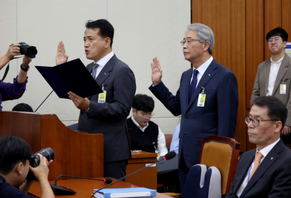 ▲정길호(왼쪽) OK저축은행 대표이사가 10일 서울 여의도 국회에서 열린 정무위원회의 금융위원회 등에 대한 국정감사에 증인으로 출석해 선서를 하고 있다. 신태현 기자 holjjak@