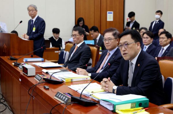 ▲김병환 금융위원장이 10일 서울 여의도 국회에서 열린 정무위원회의 금융위원회 등에 대한 국정감사에서 의원 질의에 답하고 있다. 신태현 기자 holjjak@