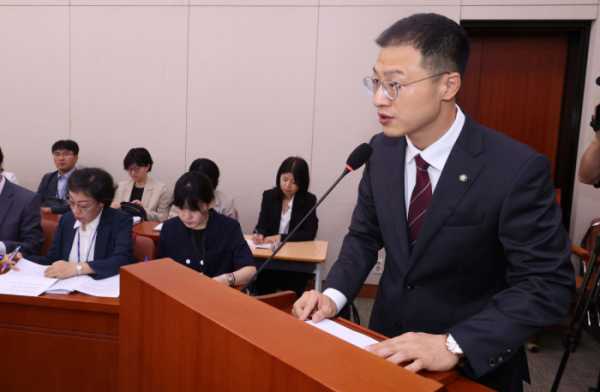 ▲김상욱 국회 국민의힘 여가위 간사가 11일 오전 서울 여의도 국회에서 열린 여성가족위원회 전체회의에서 2023 회계연도 결산(정부) 심사 관련 보고를 하고 있다. (뉴시스)