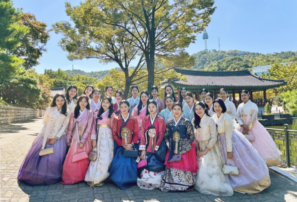 ▲대한항공은 신입 외국인 객실 승무원들을 대상으로 한국 문화 이해의 폭을 넓히는 'Dive into K-style' 프로그램을 진행했다고 11일 밝혔다. 사진은 최근 서울 중구 남산골 한옥마을에서 프로그램에 참가한 외국인 승무원들이 한복을 입고 전통 다례를 체험하는 모습. (사진제공=대한항공)