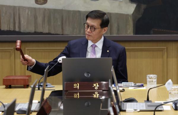 ▲이창용 한국은행 총재가 11일 서울 중구 한국은행에서 열린 금융통화위원회 통화정책방향 회의를 주재하고 있다. 신태현 기자 holjjak@