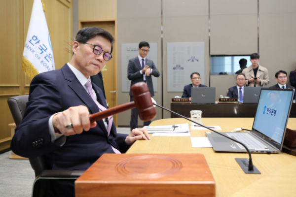 ▲이창용 한국은행 총재가 11일 서울 중구 한국은행에서 열린 금융통화위원회 통화정책방향 회의를 주재하고 있다. 신태현 기자 holjjak@