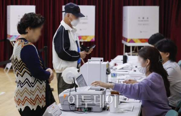 ▲서울시교육감 보궐선거 사전투표가 시작된 11일 서울 종로구 숭인1동 사전투표소에서 시민들이 사전 투표를 하기 위해 투표지를 받고 있다. 사전투표는 이날부터 12일까지 매일 오전 6시~오후 6시까지 진행된다. 본 투표는 16일에 진행된다. 조현호 기자 hyunho@