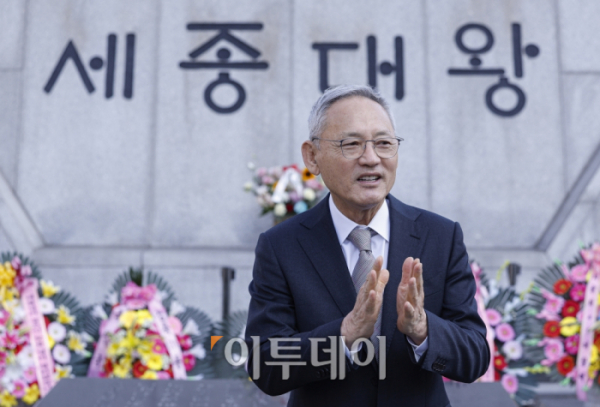 ▲유인촌 문화체육관광부 장관이 9일 서울 종로구 광화문광장 세종대왕 동상 앞에서 열린 세종대왕께 꽃 바치기 행사에서 인사말을 하고 있다. 조현호 기자 hyunho@ (이투데이DB)