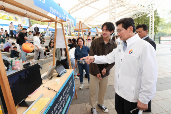 ▲이상일 용인특례시장이 12일 동백호수공원에서 열린 '용인시 청소년 축제' 체험 부스를 보고 있다. (용인특례시)